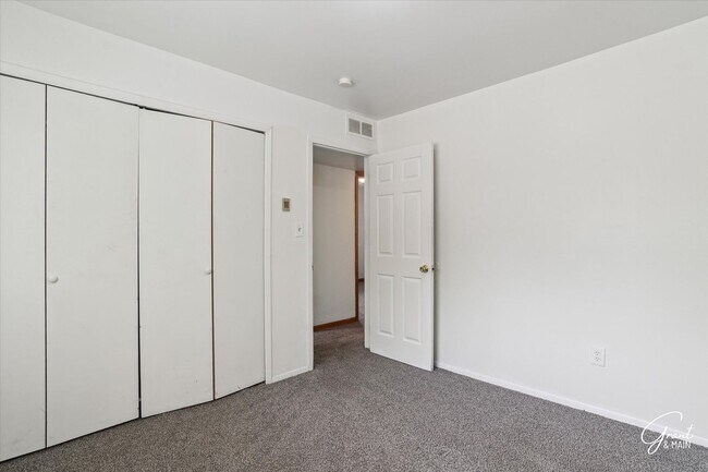 Building Photo - 3 bedroom ranch $1250 - Lease Special