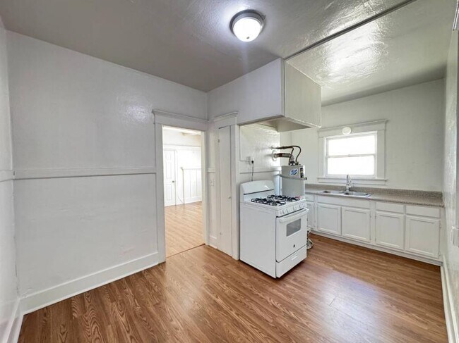 Building Photo - 2.0 bedroom in Los Angeles California 90037
