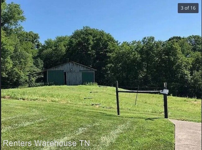 Building Photo - 3 bed/3bth with pool and garage. Country l...