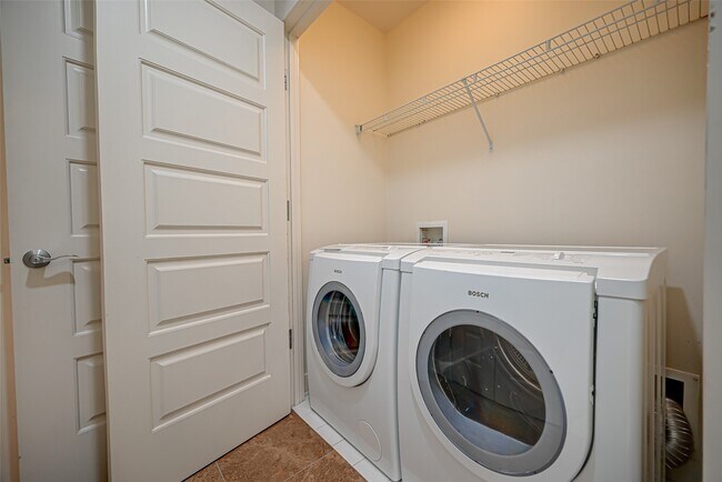 Building Photo - 801 E Beach Dr