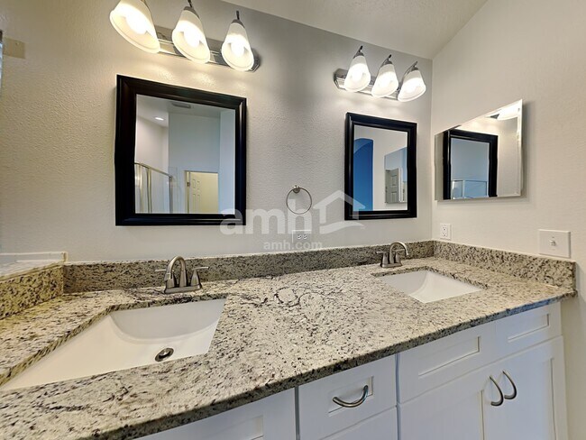 Building Photo - 14335 Moon Flower Dr