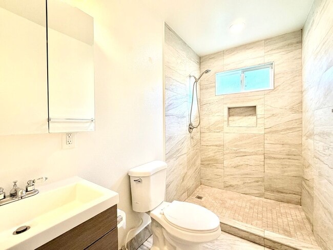 Building Photo - Charming front house 2b/d 2 b/a