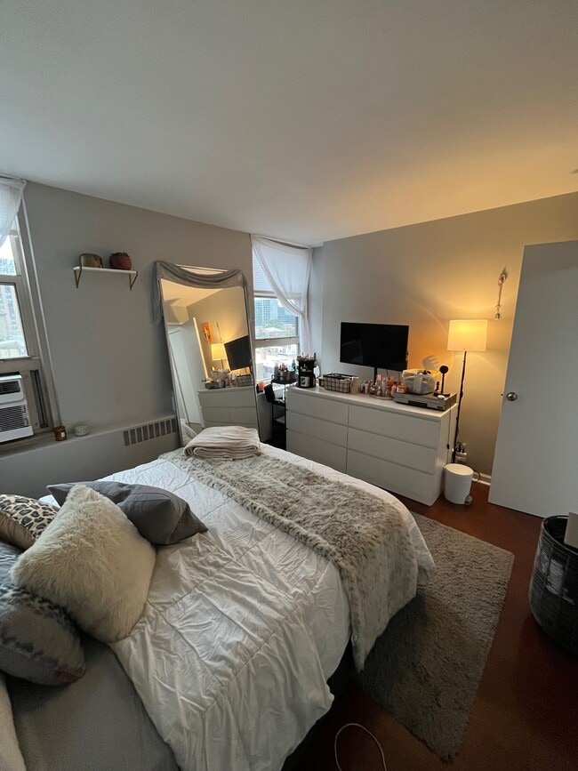 Building Photo - 3950 N Lake Shore Dr