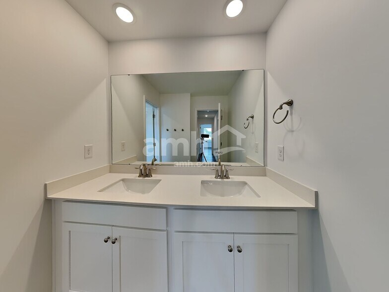 Building Photo - 1016 Bevington Dr