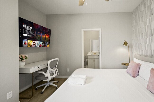 Building Photo - 6606 W Paradise Ln