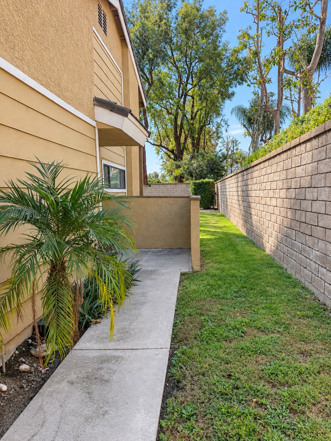 Building Photo - 8320 Vineyard Ave