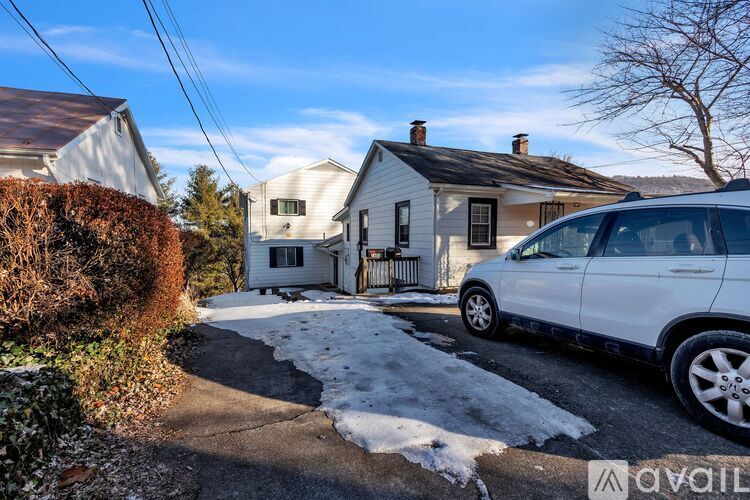 Back unit entrance is down the walkway in front of the driveway. - 1602 Monticello Rd