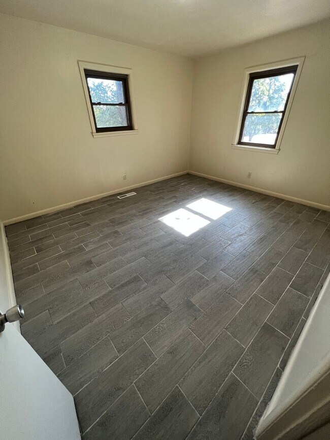 Building Photo - 3 bed 1 Bath 1 Car Garage Home in Nice Nei...