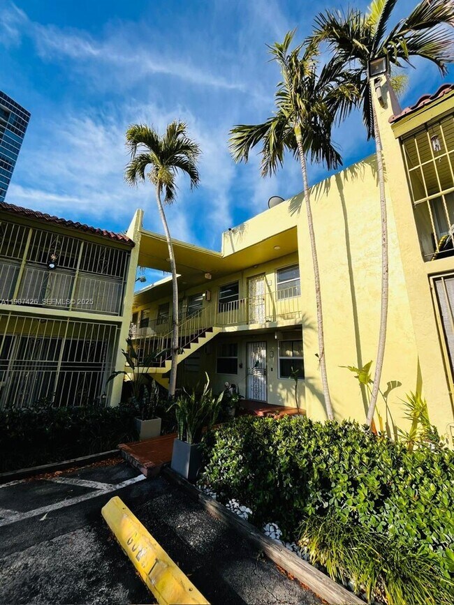 Building Photo - 520 NE 38th St