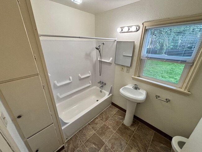 Building Photo - Cozy Two Bedroom Home in Salem