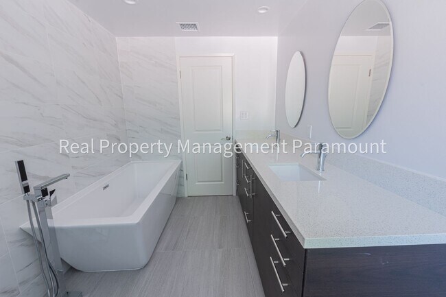 Building Photo - Pool and high ceilings, fully refurbished.