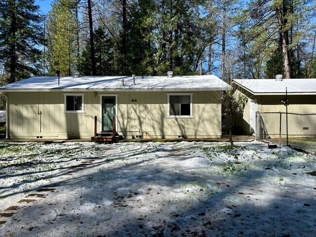 Building Photo - Wooded 2 bedroom cabin in nice neighborhood