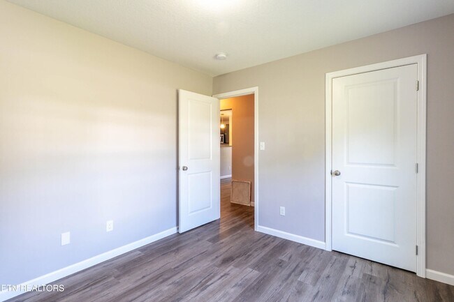 Building Photo - 524 Midlake Dr NE