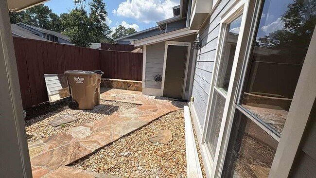 Building Photo - 5011 Meadow Ln