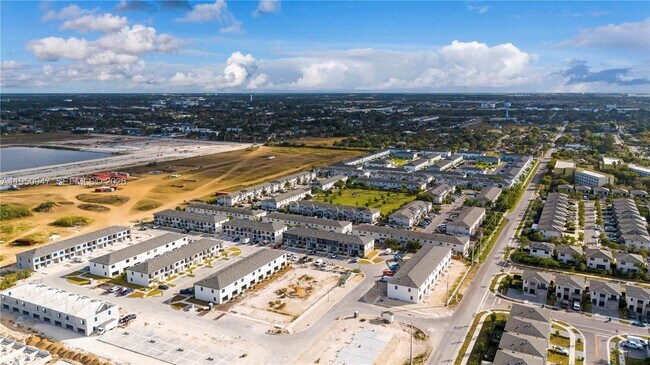 Building Photo - 417 NW 13 Ct