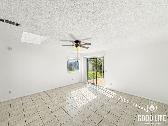 Building Photo - Beautiful 3Bd/2Ba Home With A 2 Car Garage Located In Mira Mesa!