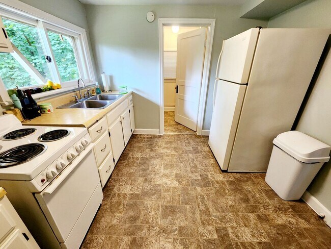 Building Photo - 217 McLane Ave