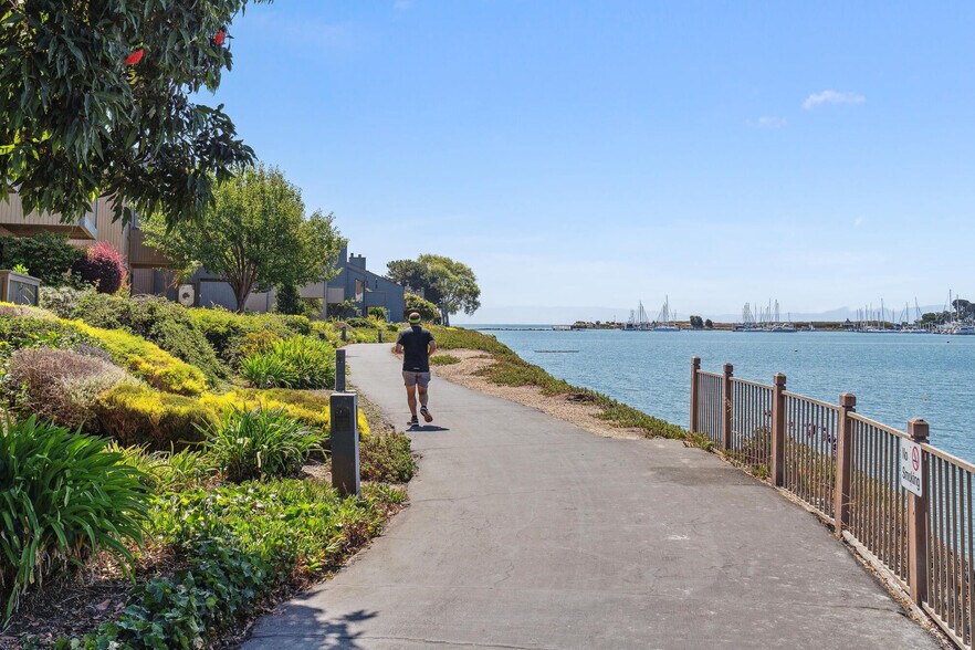 Building Photo - ArtHaus Central