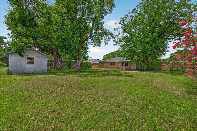 Building Photo - 2013 Long Dr