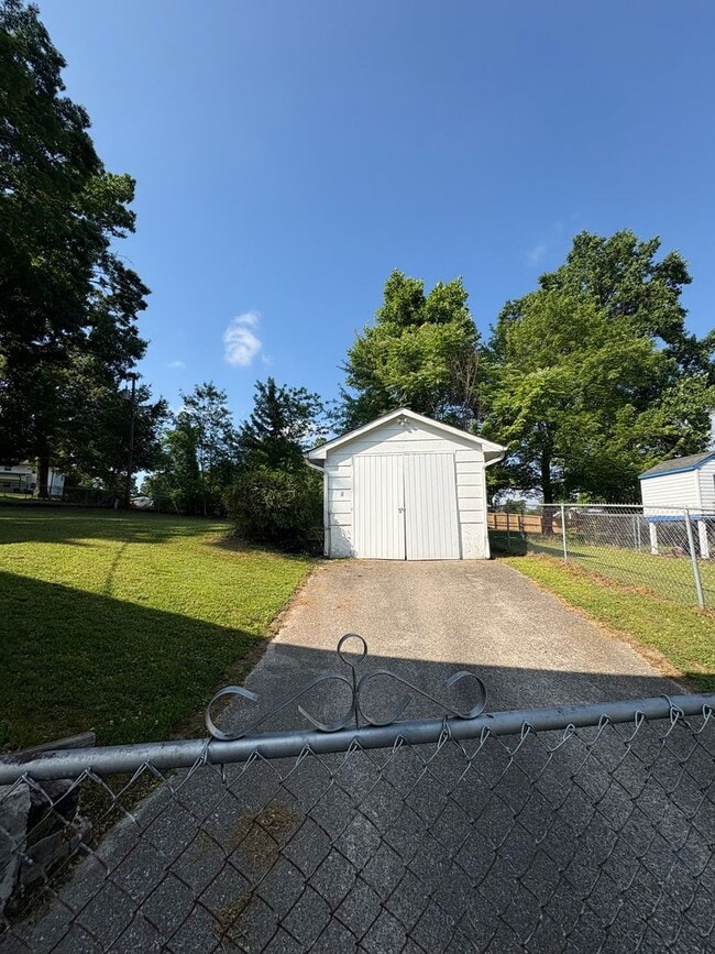 Building Photo - 3 Bedroom 2 Bath House