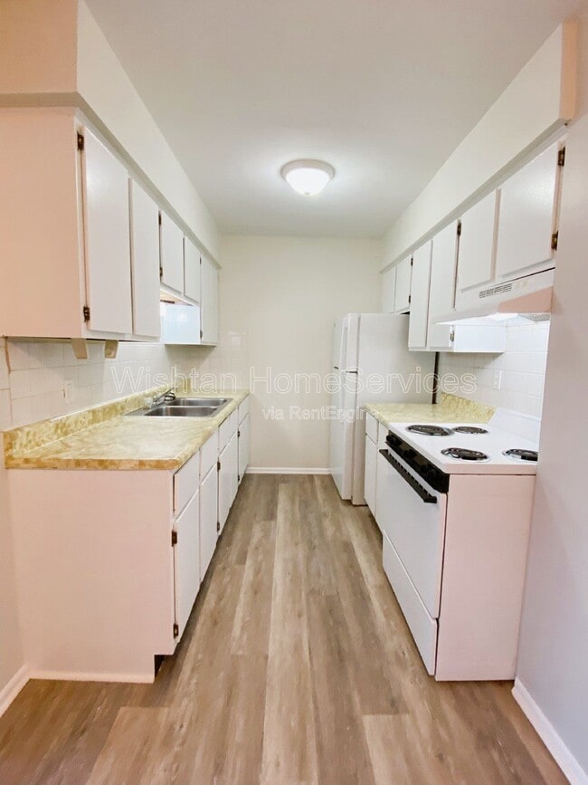 Building Photo - 203 Charleston Blvd