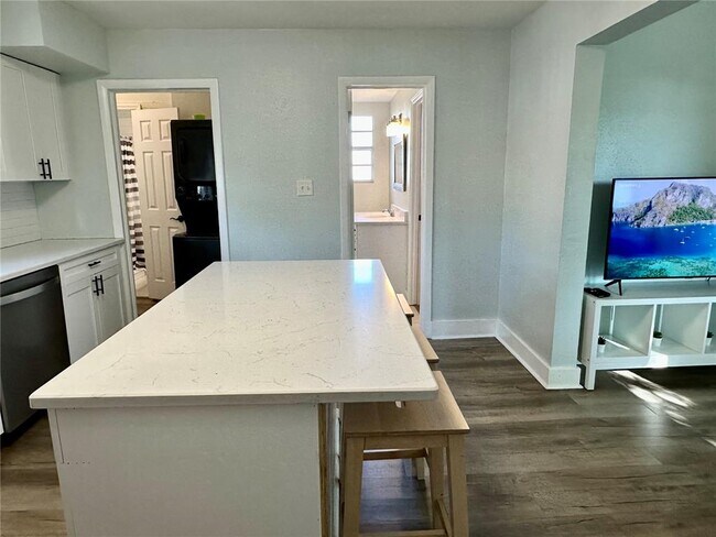 Building Photo - 1504 E 33rd Ave