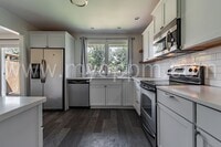 Building Photo - Stunning 3 Bedroom / 2.5 Bathroom | S. 48t...