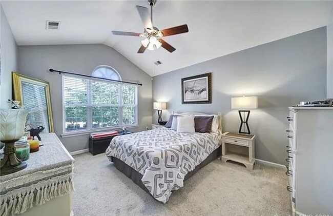 Building Photo - Townhome