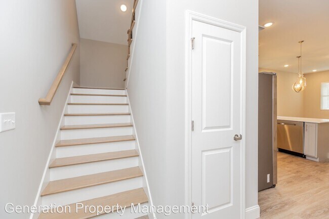 Building Photo - 4 br, 2.5 bath House - 566 Strong Avenue