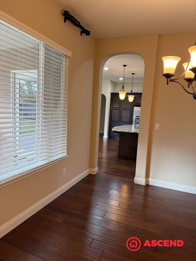 Building Photo - Stunning 4 bedroom + office in Seven Oaks!