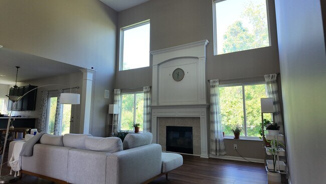 Building Photo - Spacious 4-Bed Gem with Balcony, Vaulted Ceilings, and Attached Garage in Loveland