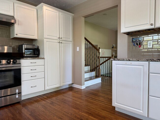 Building Photo - Stunning 4 Bed, 3 Bath Home with Backyard ...