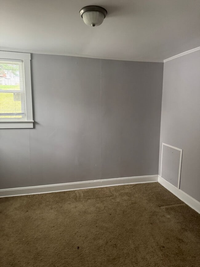 Building Photo - Four bedroom home in Bristol VA