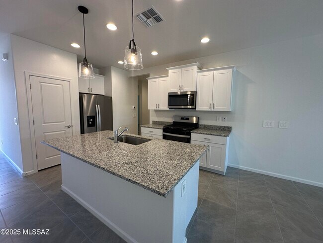 Building Photo - 11890 W Rancho Dr