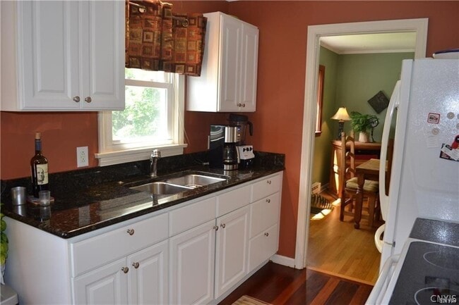 Building Photo - 18 E Austin St