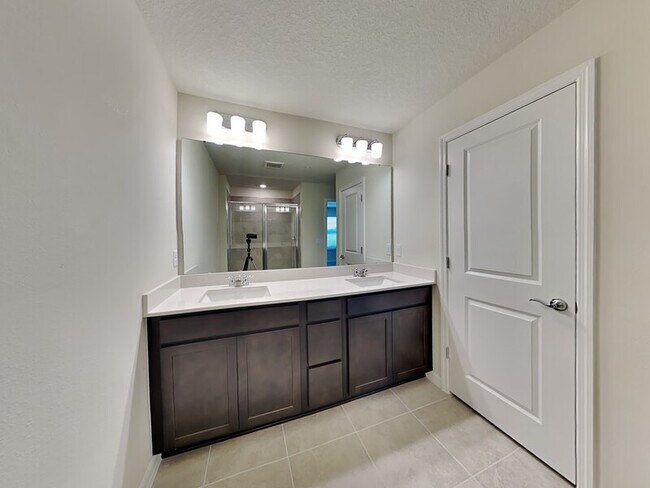 Building Photo - 3117 Emerald Acrs Ln