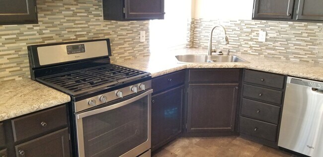 Building Photo - 4 bedroom plus den, living room and family room. North Thurston School Disctrict.
