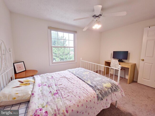 Building Photo - 10917 Outpost Dr