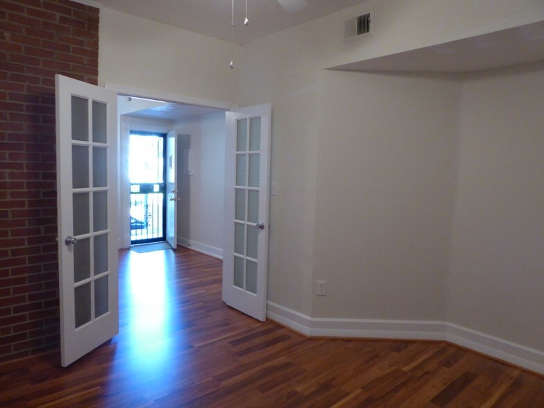 Building Photo - 527 9th St NE