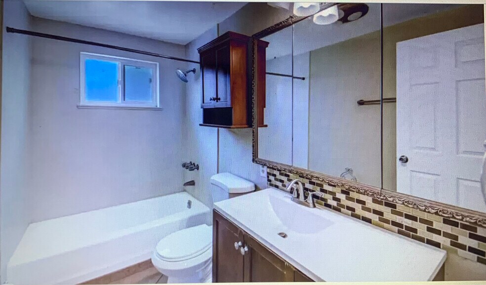 Bathroom - 11504 Mahlon Ave NE