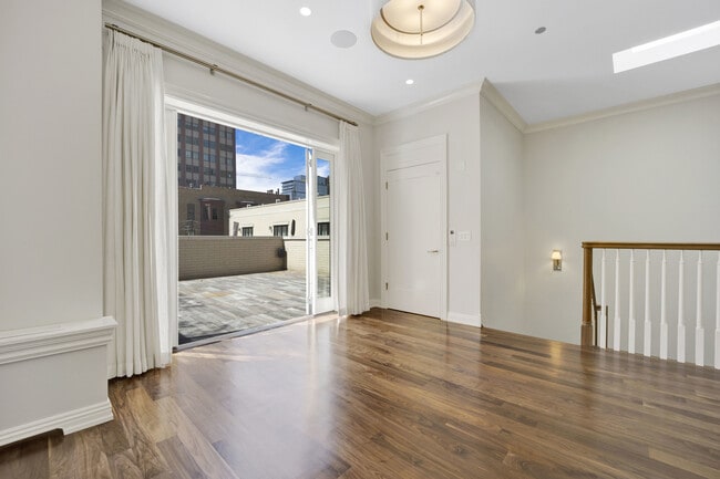 Building Photo - 832 N Clark St