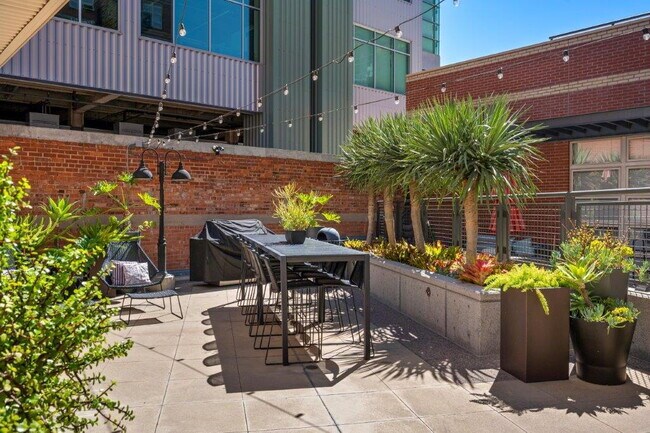 Building Photo - $3,695 - 1 Bed + Den / 1.5 Bath Condo at Parkloft Residence in Downtown San Diego