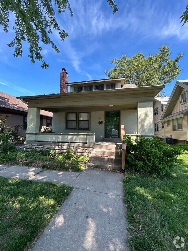 Building Photo - Charming 3-Bed Near UMKC – Hardwood Floors...