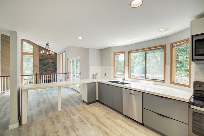 Building Photo - 5Bd/2.5Ba Kirkland Home