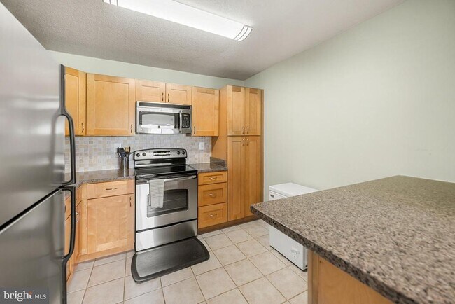 Building Photo - 205 Yoakum Pkwy