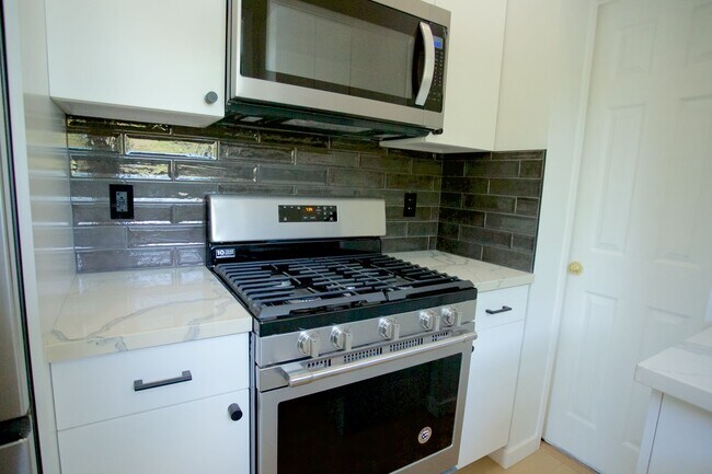 Building Photo - 2119 Hyperion Ave