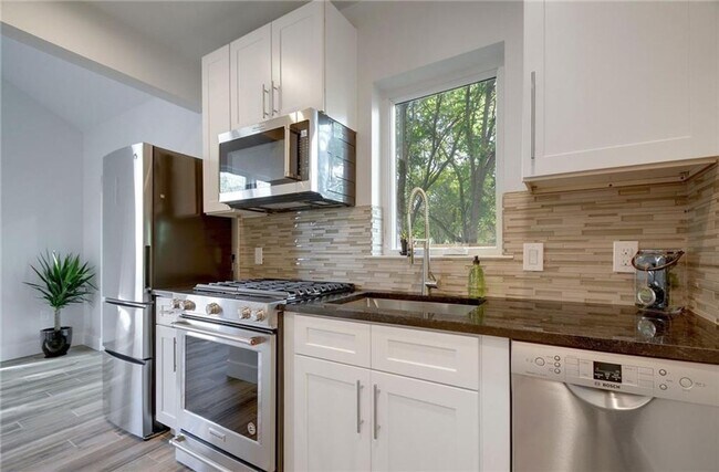 Building Photo - East Austin 2 Bed 2 Bath