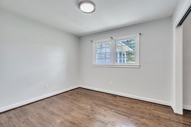 Building Photo - Beautiful 5 Bedroom 3 Bathroom Retreat with Fenced Backyard $2,200/mo rent