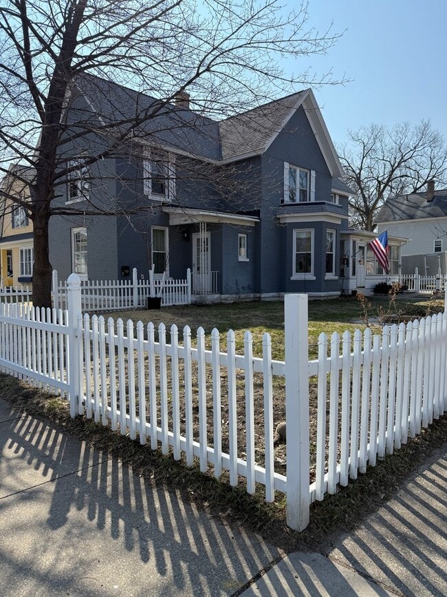 Building Photo - Four Bedroom House in La Crosse