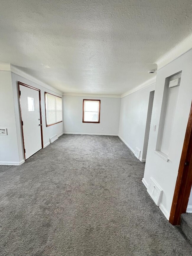 Building Photo - 15818 Maplewood Ave